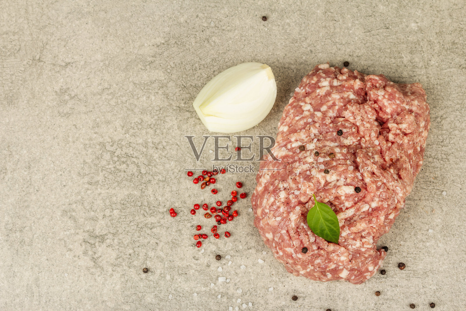 生肉馅。猪肉末加香料和食用油。旧的木桌照片摄影图片