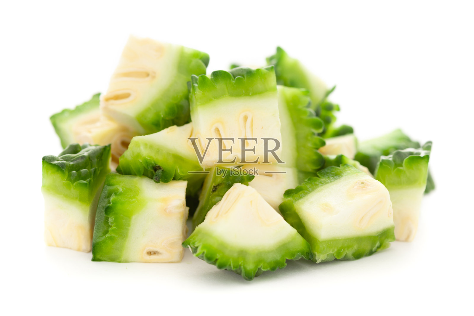 有机印度苦瓜(Momordica charantia)或新鲜的绿色卡雷拉(Karela)的极端特写，切碎，切丁或切片，分离在白色。照片摄影图片