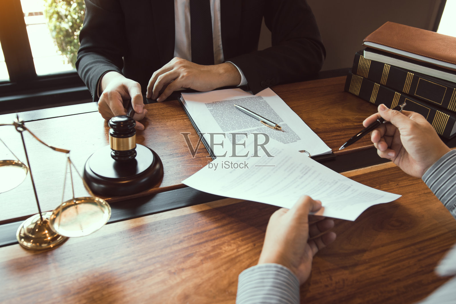 委托人带着法律澄清文件到检察官办公室。照片摄影图片