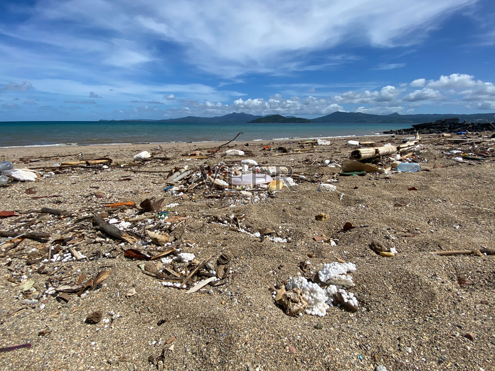 马约特岛的海滩上有很多垃圾照片摄影图片