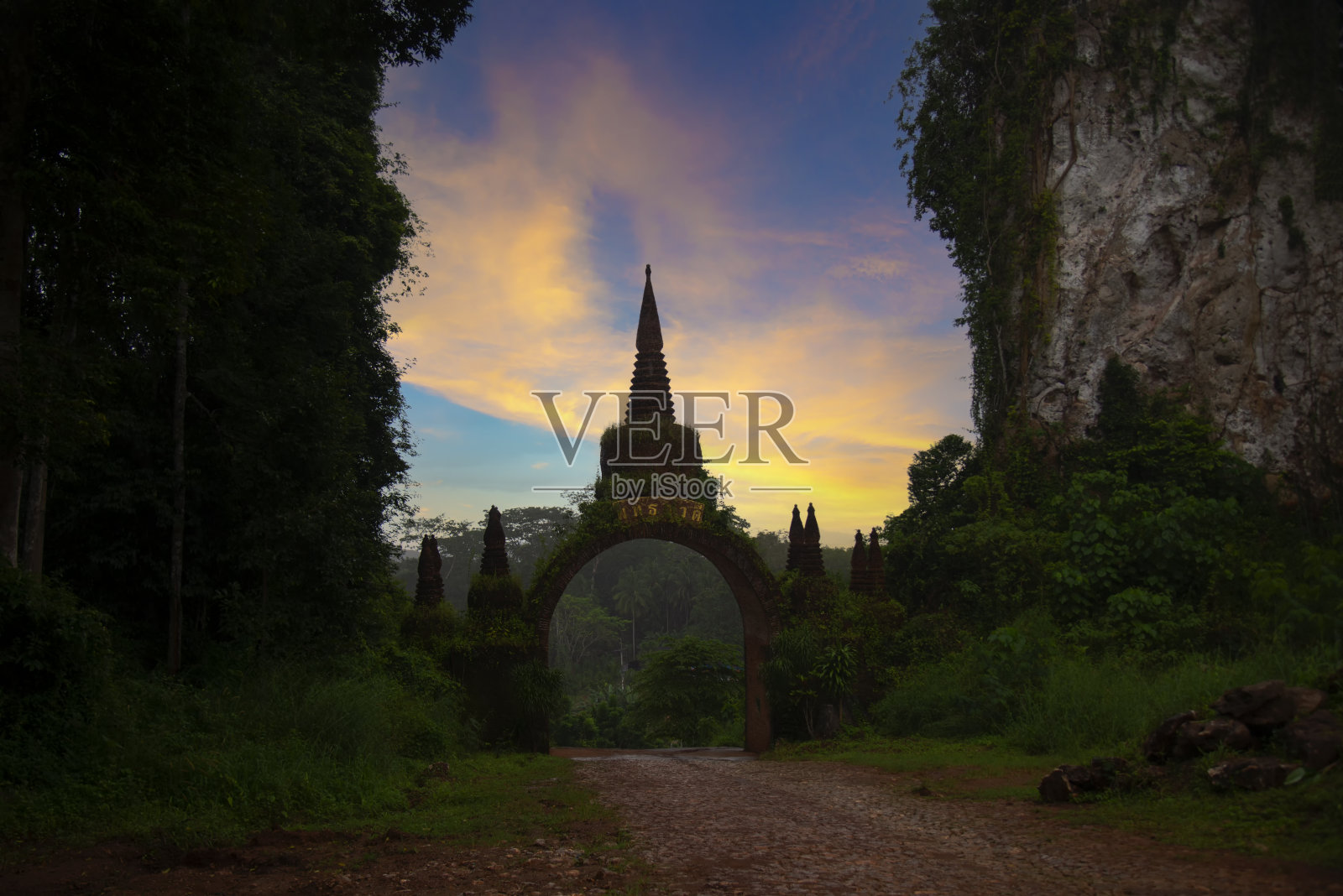 Khao Na Nai Luang Dharma Park寺庙，位于泰国苏拉特他尼省，山顶上有古老的拱门和金塔照片摄影图片