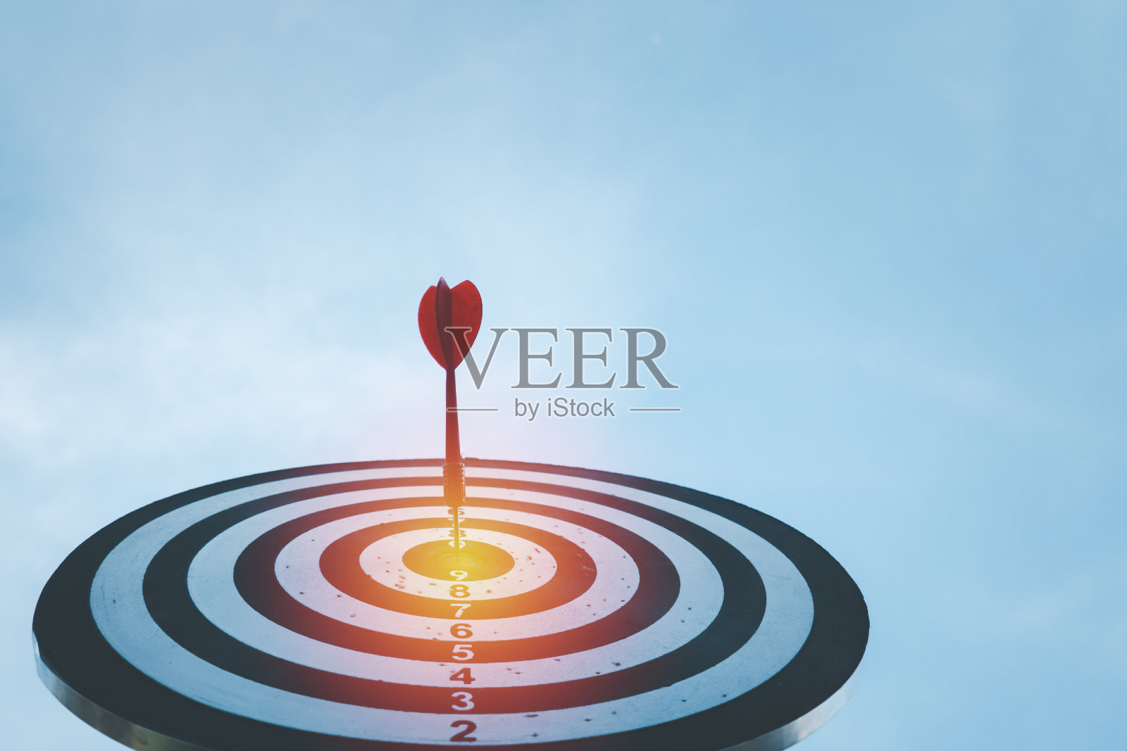 红色飞镖近距离射中靶心，箭射中靶心为企业近距离瞄准和良好成功。企业目标或目标的成功和赢家的概念。照片摄影图片