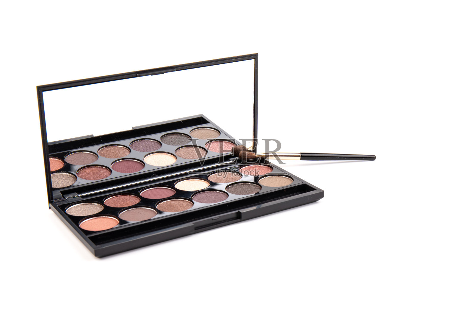 眼影调色板。黑色塑料盒十二粉哑光，闪光油漆样品紫色，粉红色，棕色，香草色和刷子。顶视图化妆盒隔离在白色背景照片摄影图片