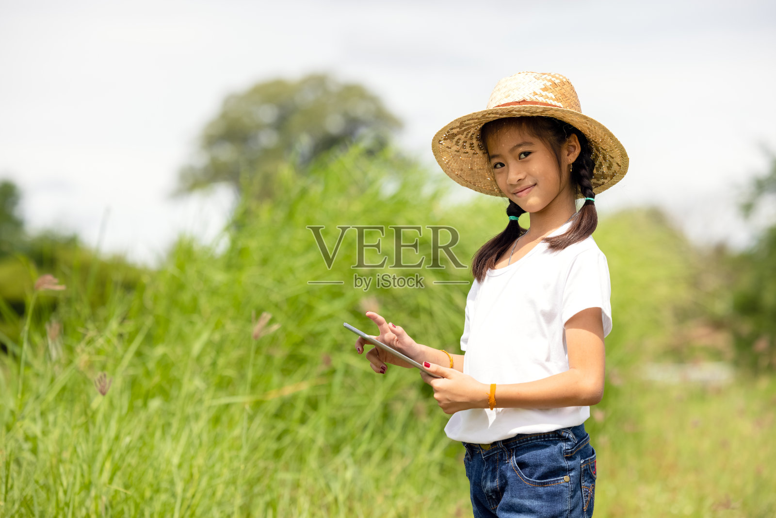 稻田上一个小女孩农民的户外肖像照片摄影图片