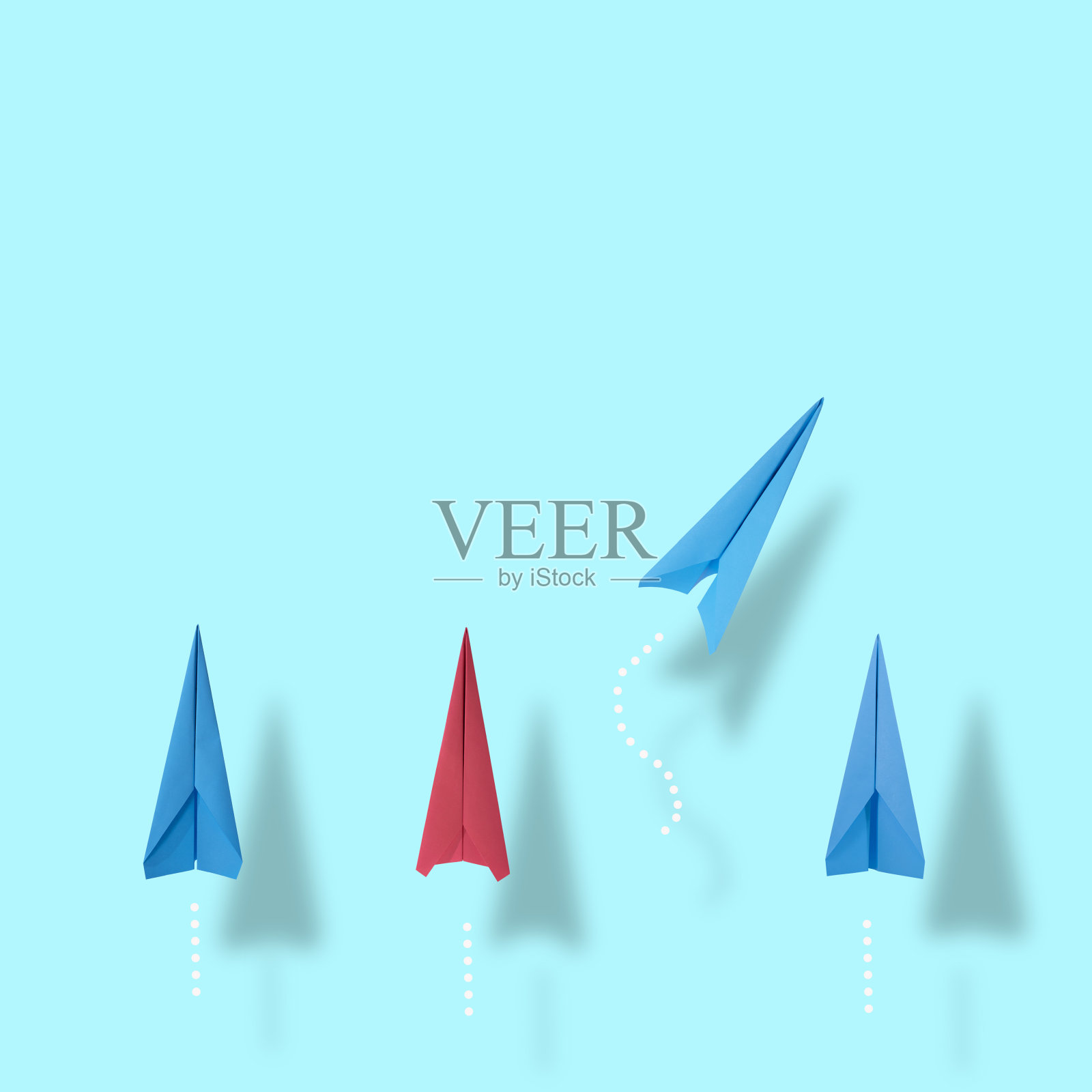 商业创意和创新解决方案。一个方向上的一组蓝色和红色纸飞机和一个蓝色纸飞机指向不同的方向。本空间照片摄影图片