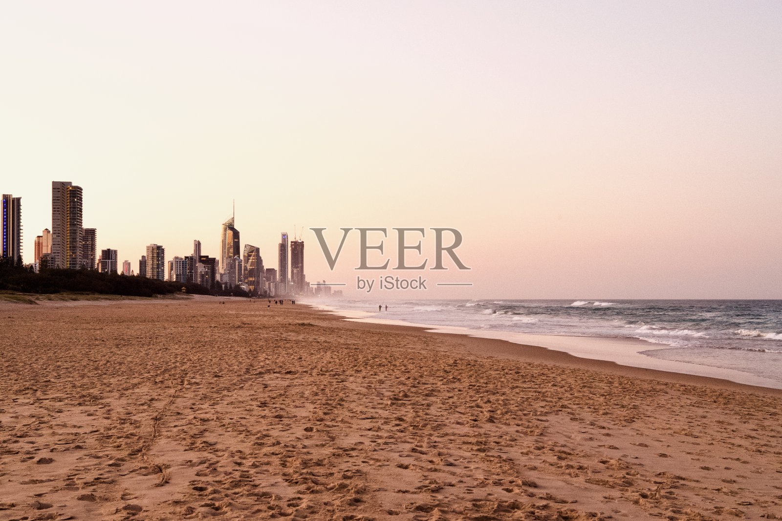 黄昏的海洋捕鱼美人鱼照片摄影图片