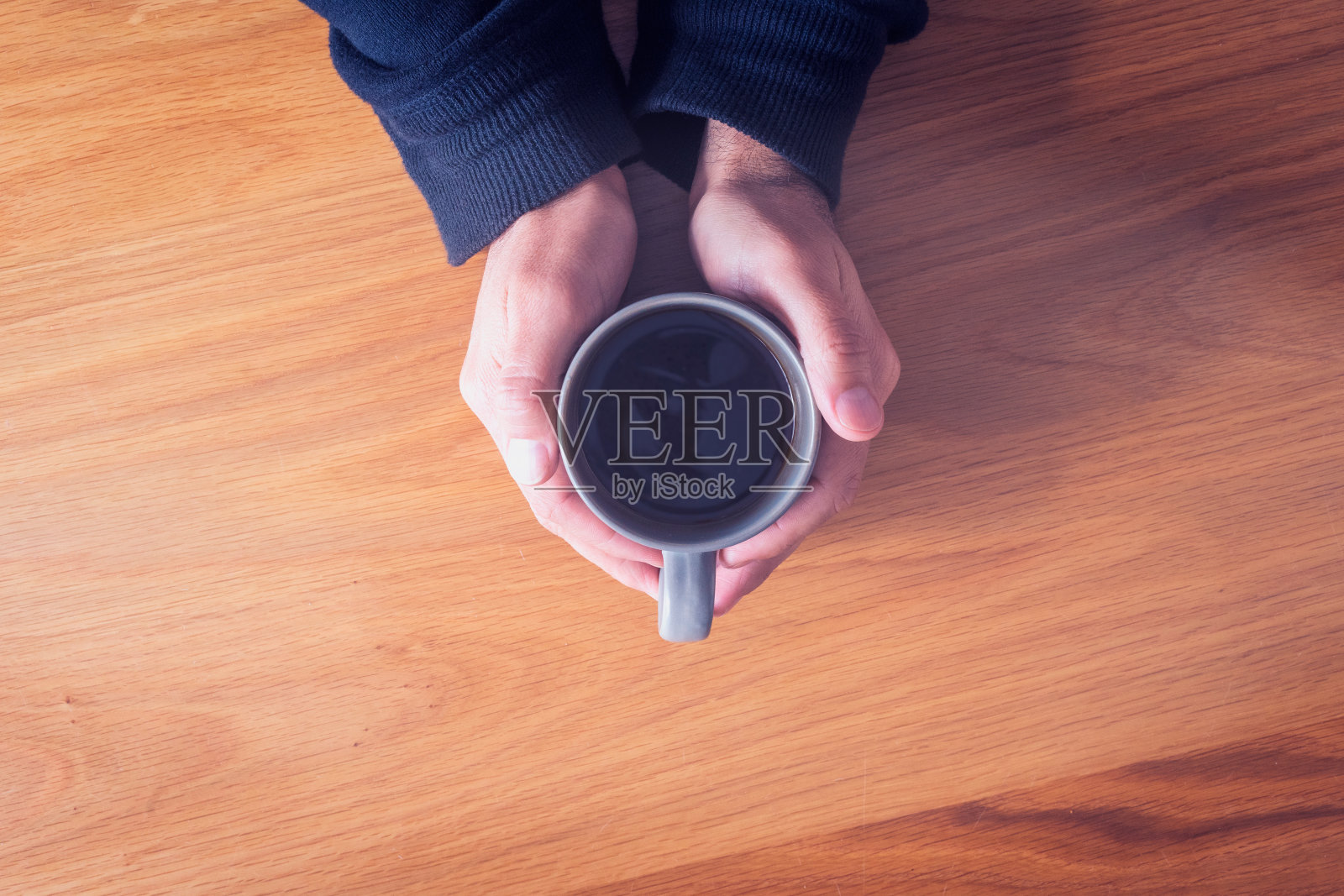 一个人拿着一杯咖啡的手照片摄影图片