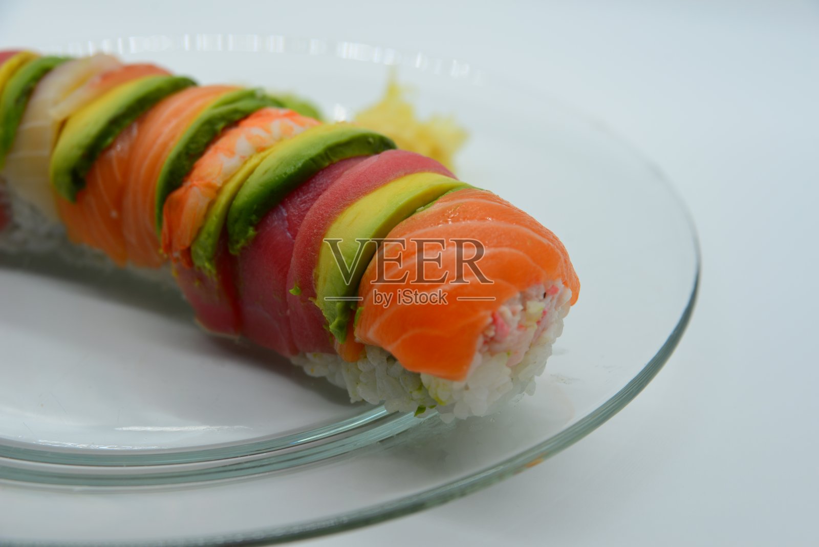 玻璃盘子上美味的彩虹寿司照片摄影图片