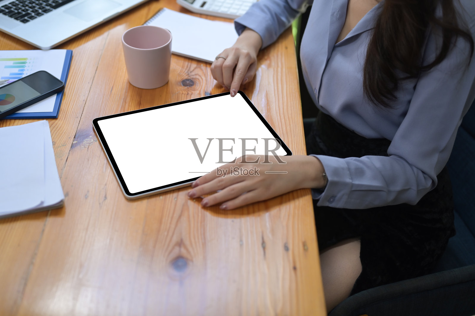 裁剪的女商人在电子平板电脑上检查电子邮件。照片摄影图片