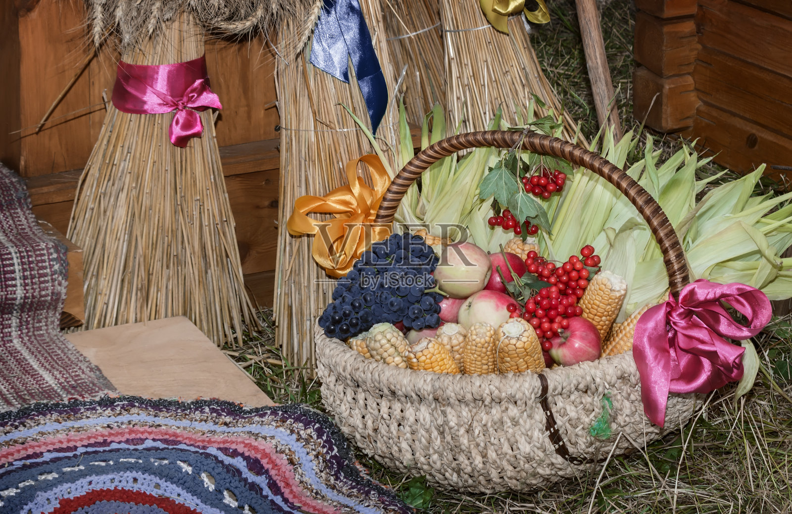 收获集市上出售的蔬菜、水果、浆果照片摄影图片