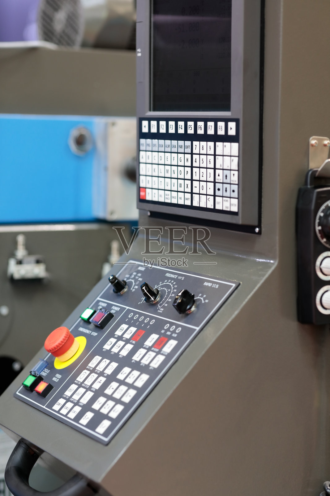 工业车床数控控制台照片摄影图片