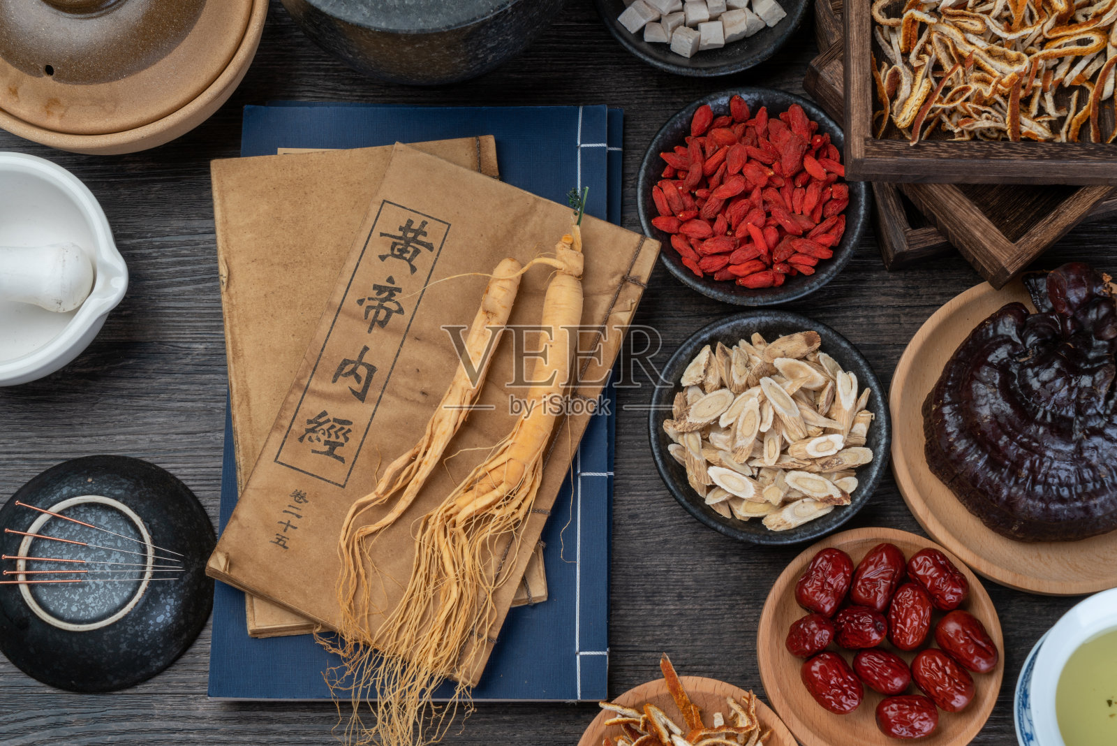 桌上放着人参和中药照片摄影图片