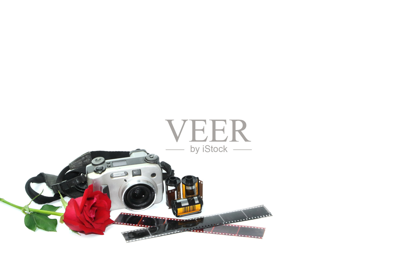 红玫瑰与相机在白色背景照片摄影图片