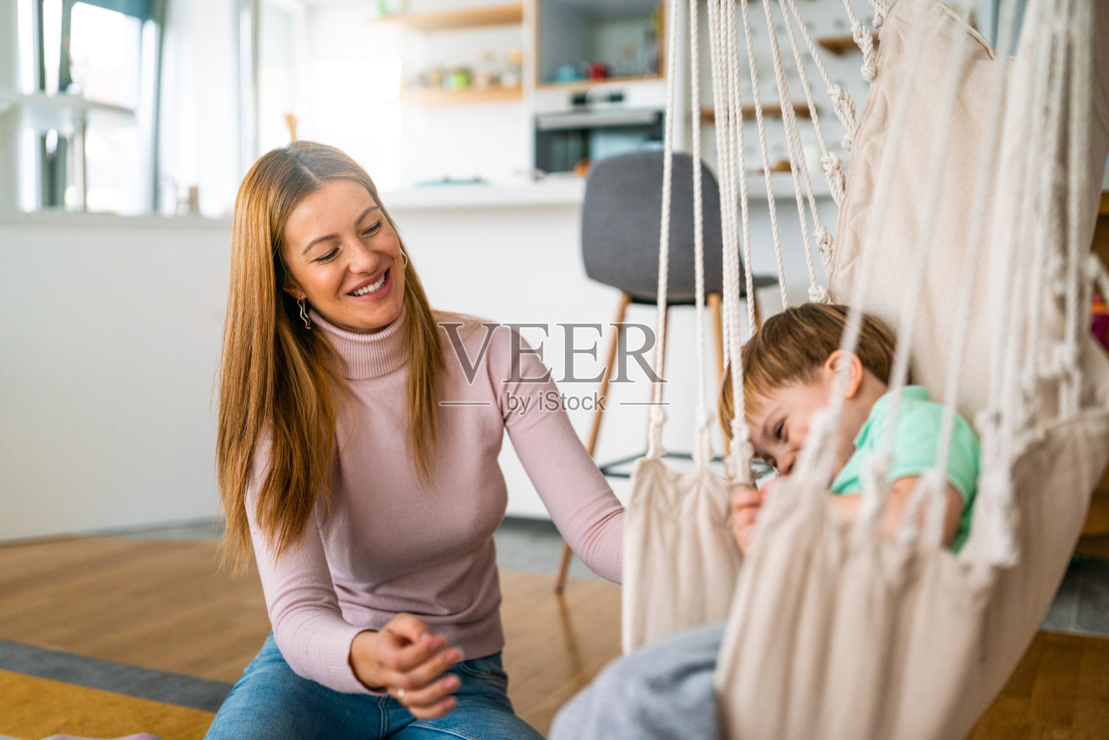 开心的学步男孩，和妈妈一起在家里玩耍。照片摄影图片