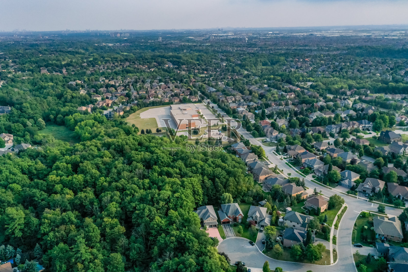 加拿大沃恩，伍德布里奇，Islington Ave. and Rutherford road的住宅区鸟瞰图，独立和复式住宅照片摄影图片