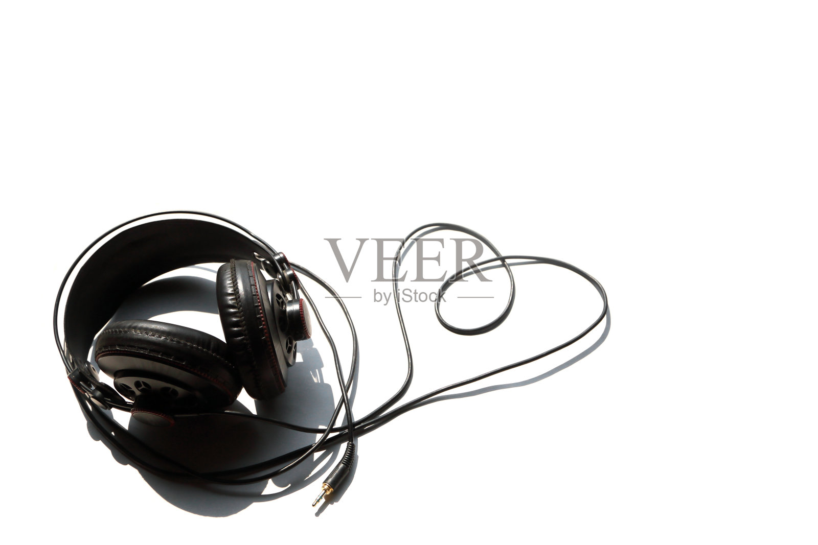 耳机线排列成心形照片摄影图片