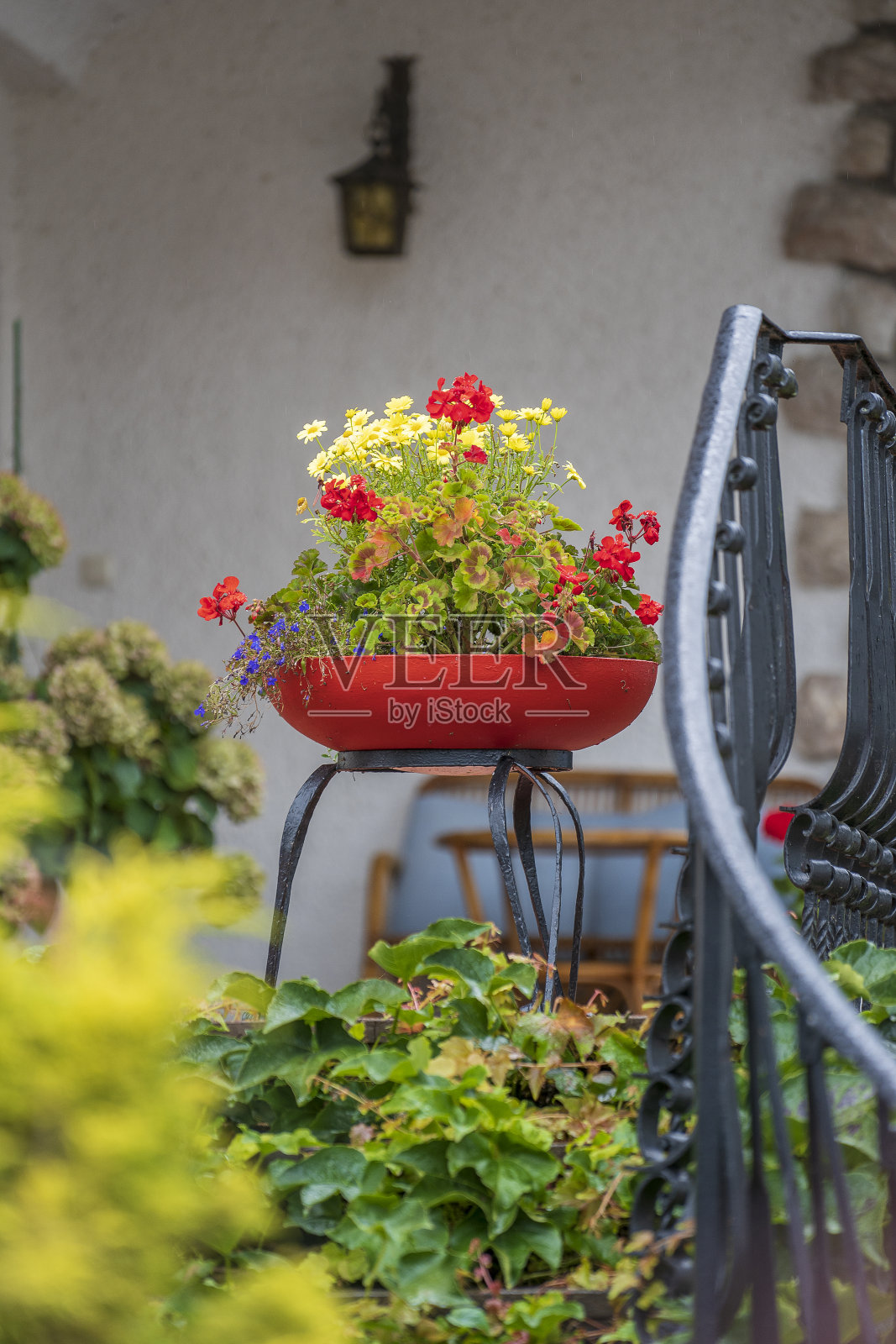 美丽的红色花盆与鲜花的楼梯在奥地利山村的房子照片摄影图片