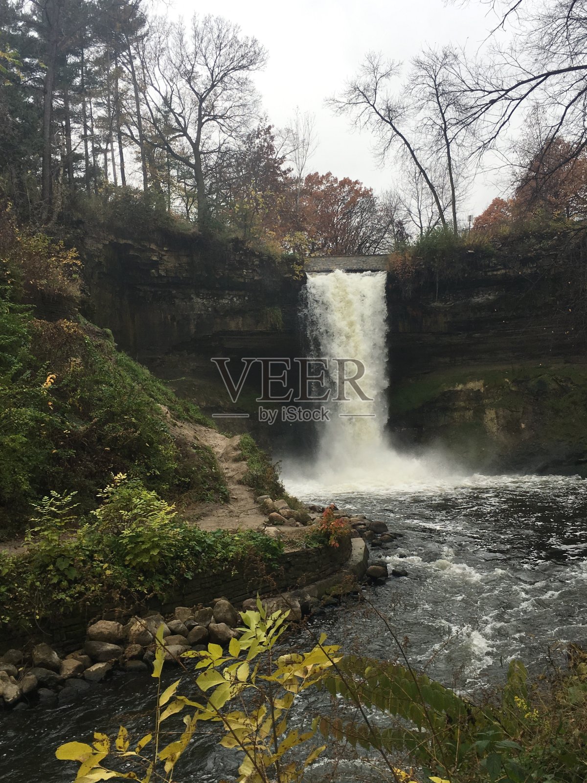 落在秋天照片摄影图片