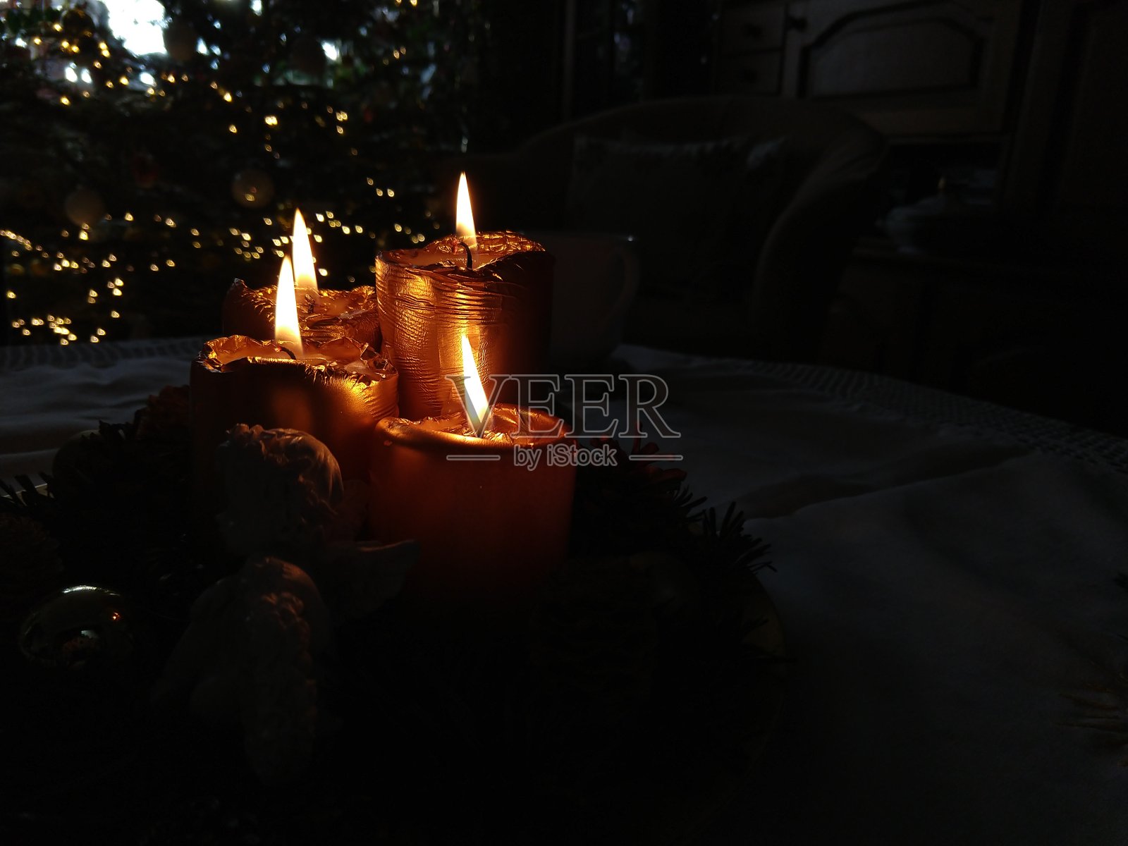 圣诞期间桌子上的蜡烛装饰。照片摄影图片