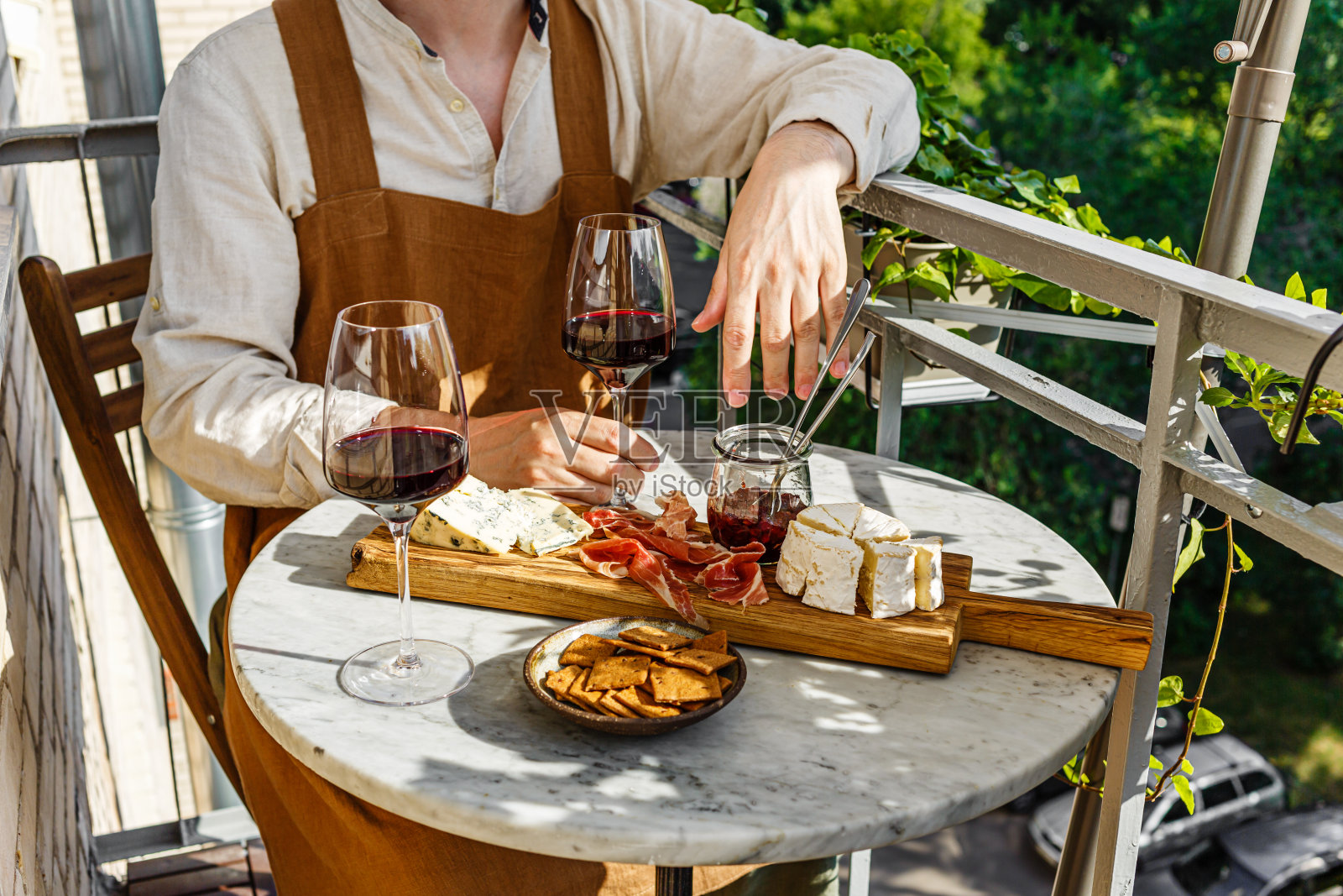 大理石桌上放有奶酪，果汁和红酒照片摄影图片