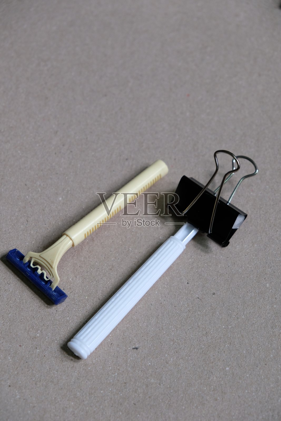 回形针和Rrazor打包行李为一个周末旅行股票照片照片摄影图片