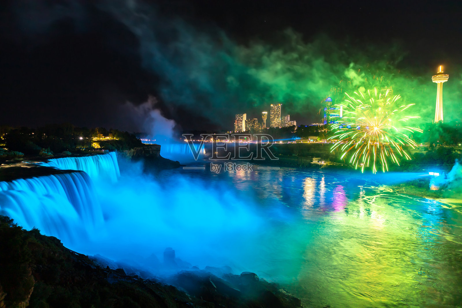 尼亚加拉瀑布上的烟火照片摄影图片