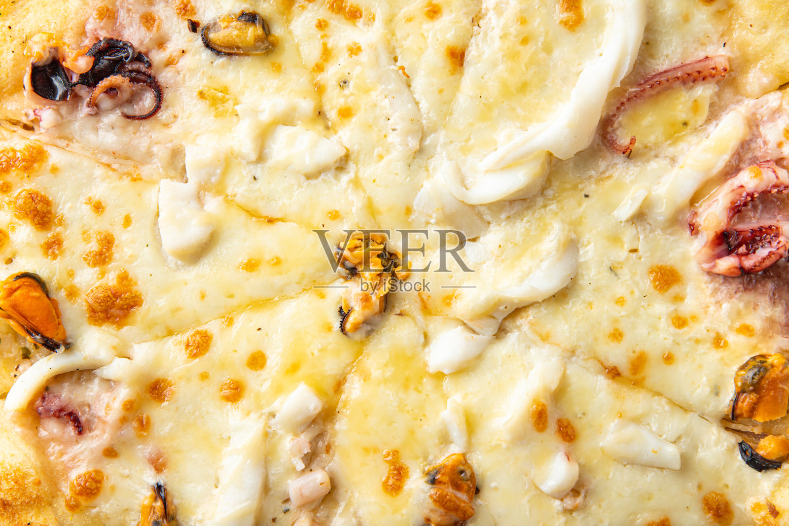 披萨海鲜贻贝、虾、章鱼、扇贝、芝士等新鲜的部分随时可吃的正餐小吃在餐桌上复制空间食品的背景质朴。俯视图照片摄影图片