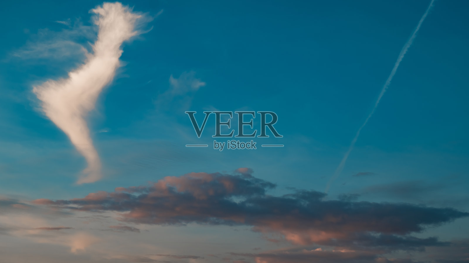 日落时多云的天空照片摄影图片