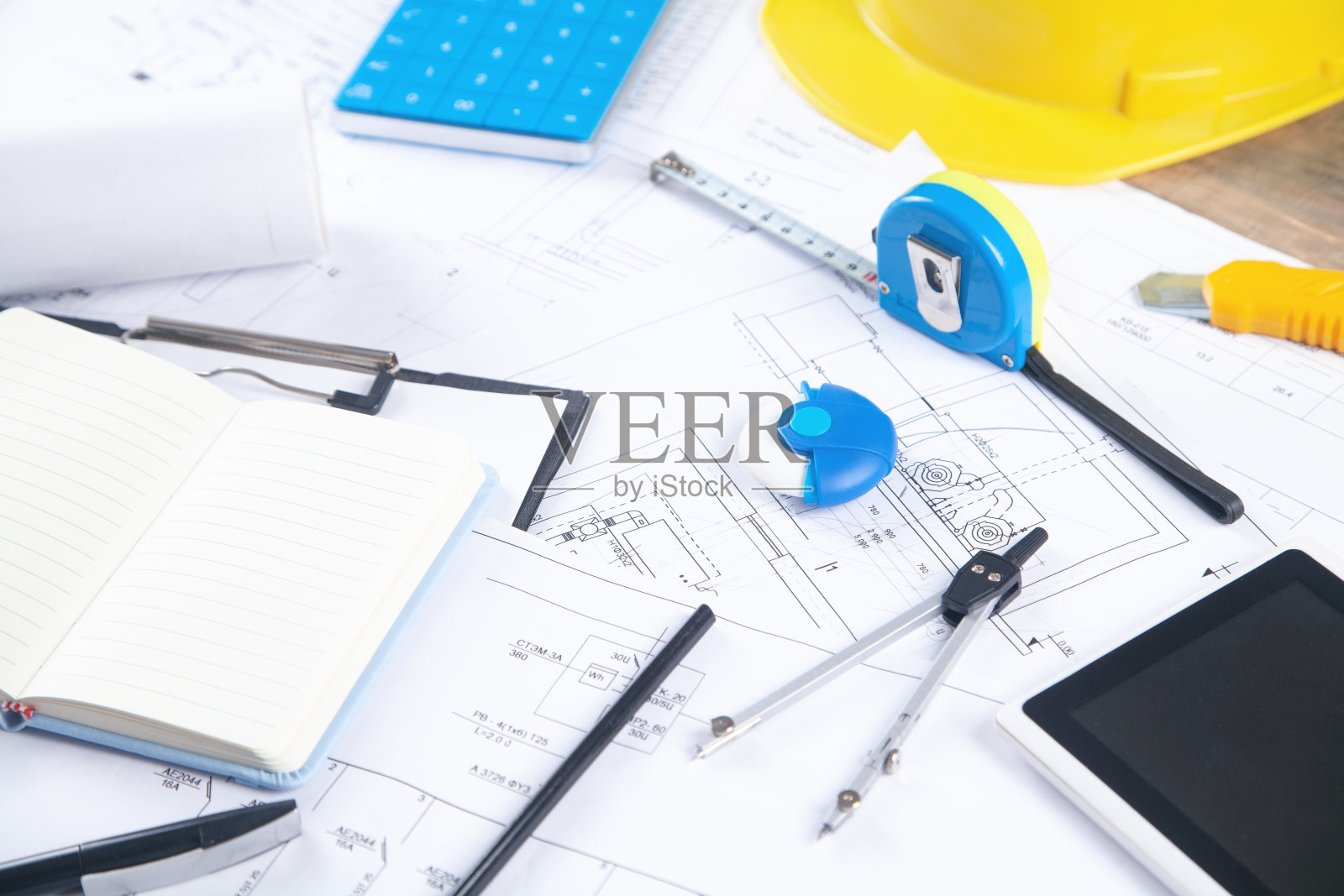 建筑师工作场所用卷尺，建筑项目计划和其他物体。照片摄影图片