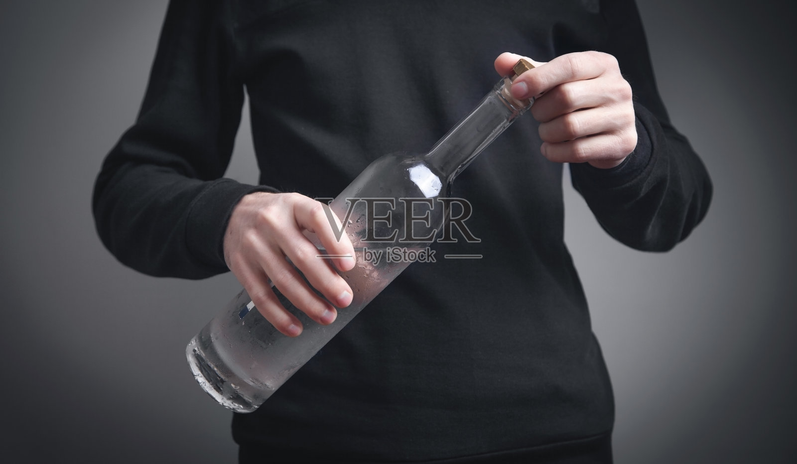 一个喝伏特加的白人酒鬼照片摄影图片