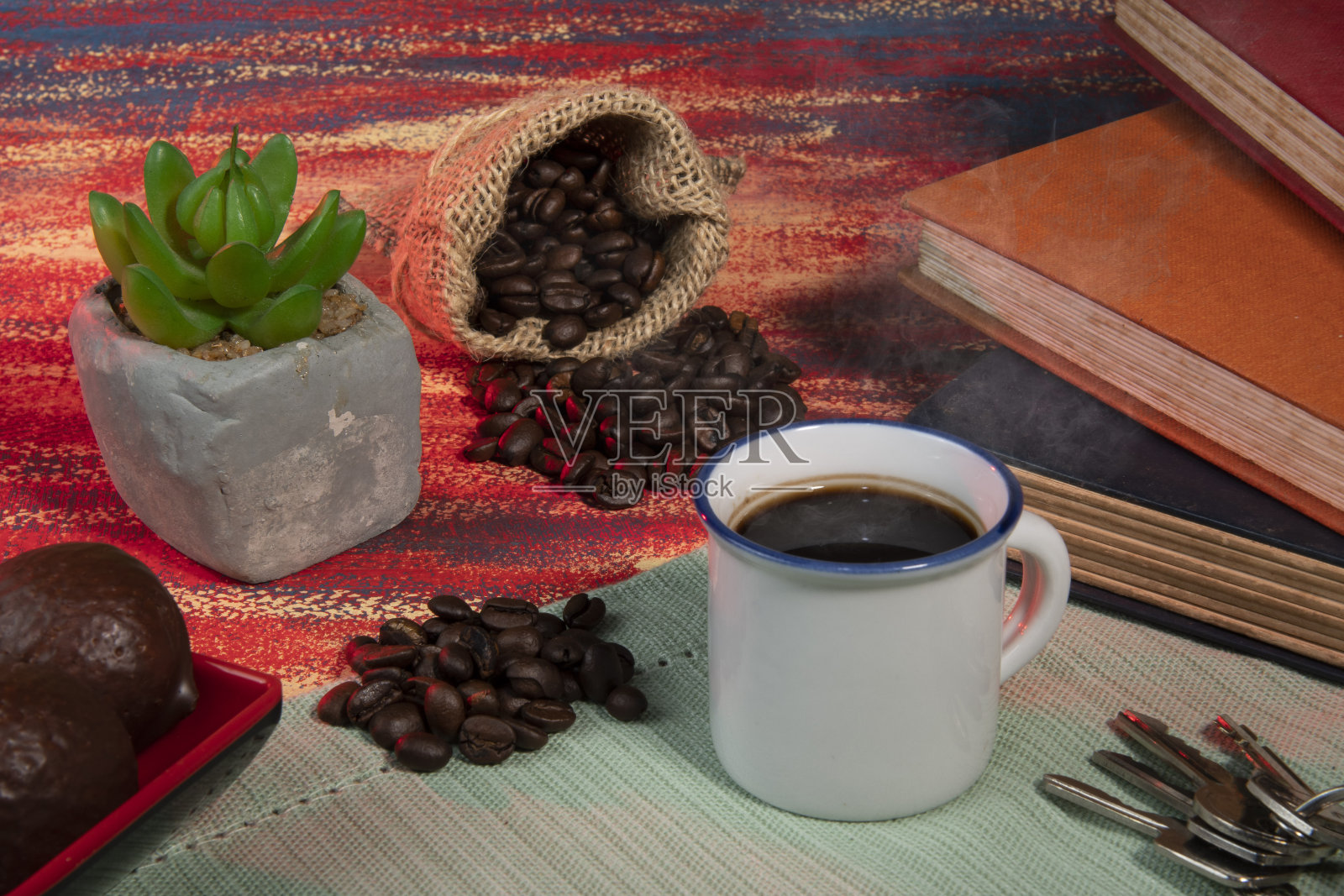 一杯巴西咖啡旁边的袋子与烤豆照片摄影图片