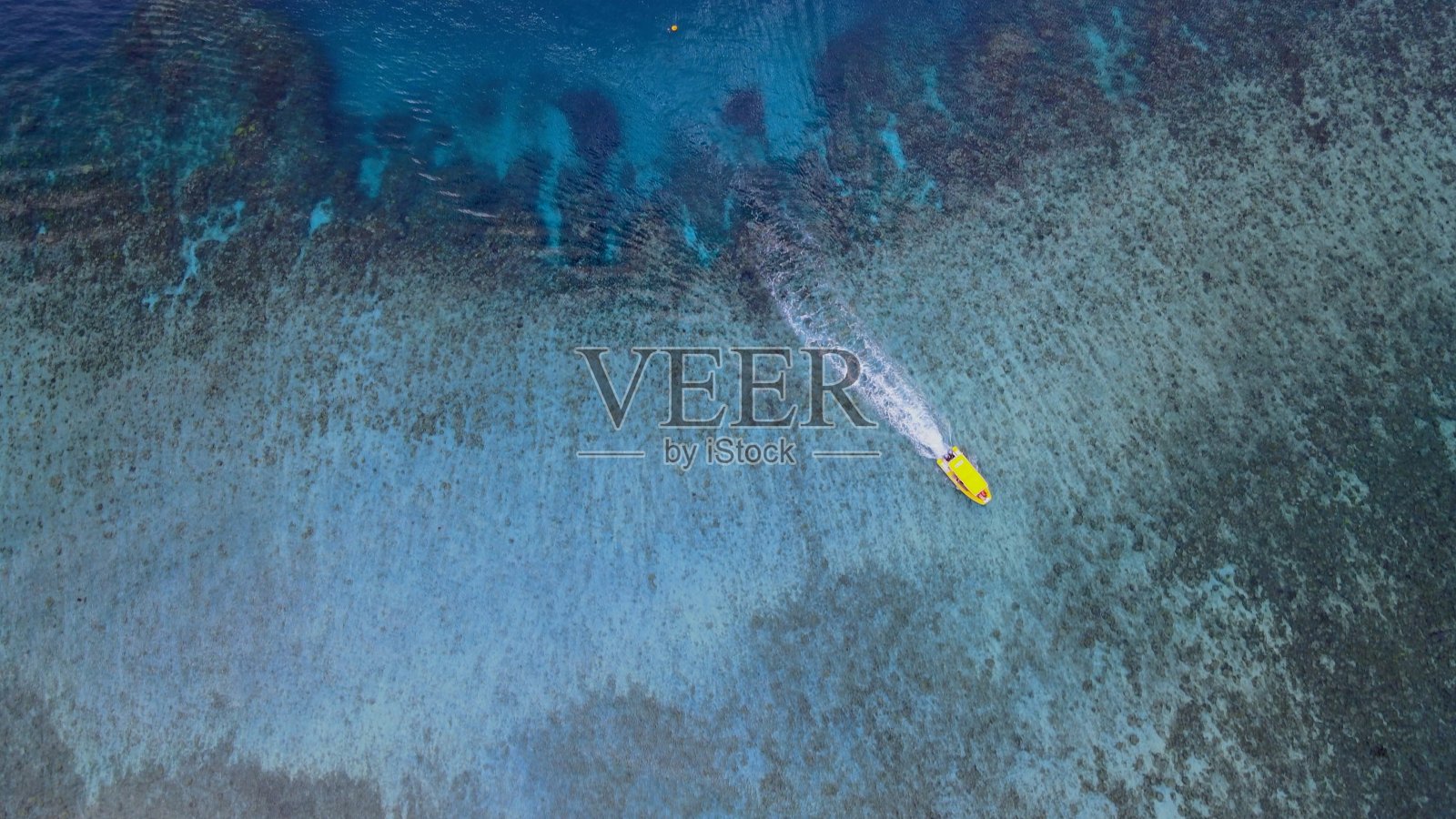 马约特绿松石泻湖白色沙滩的无人机视野照片摄影图片