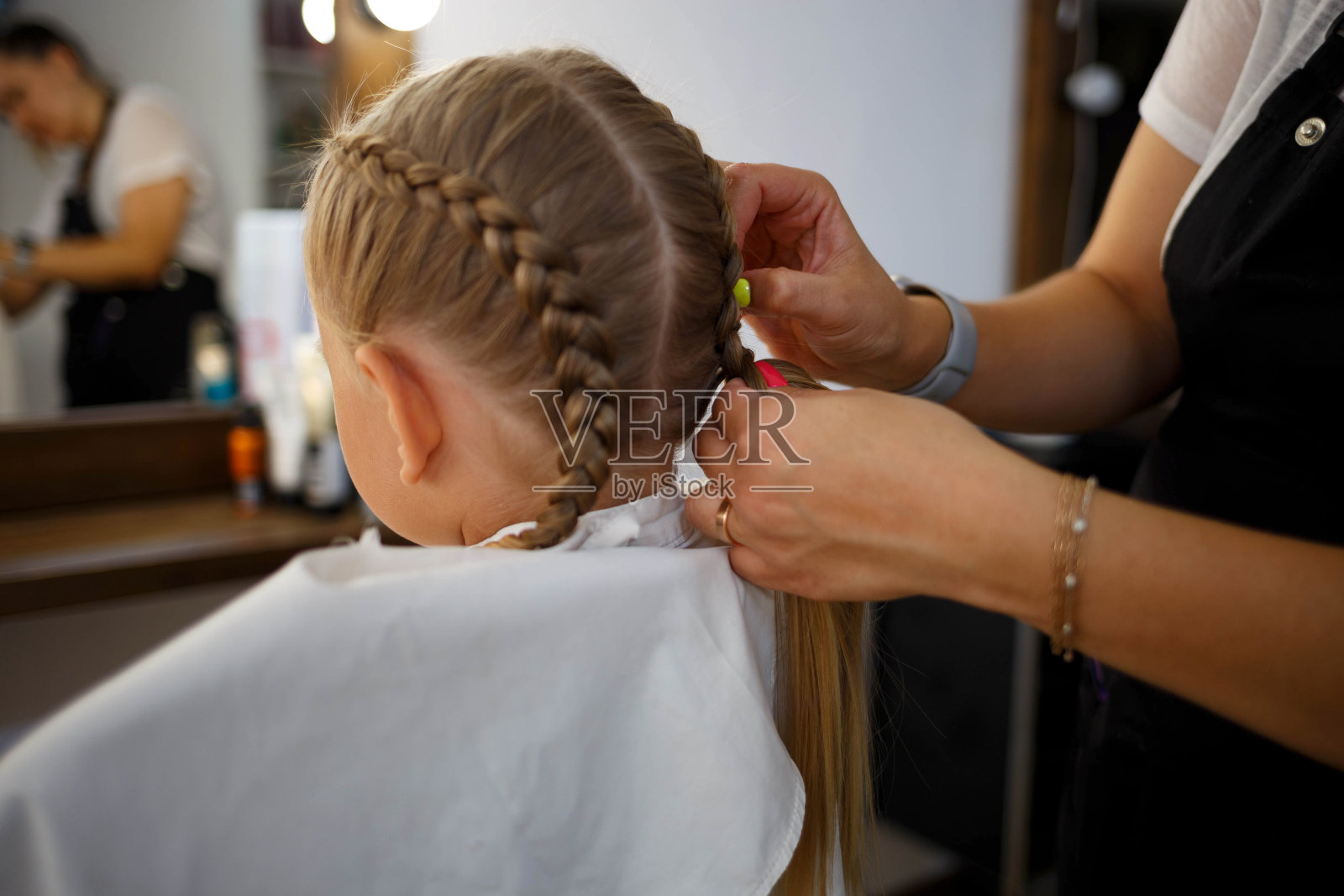 一个年轻的亚洲女人的肖像在草地和湖的背景照片摄影图片