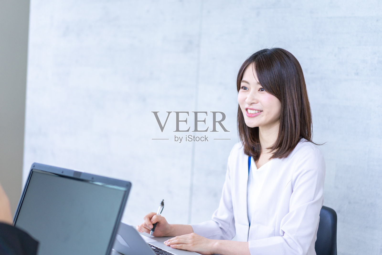 职业女性在工作中寻找乐趣照片摄影图片