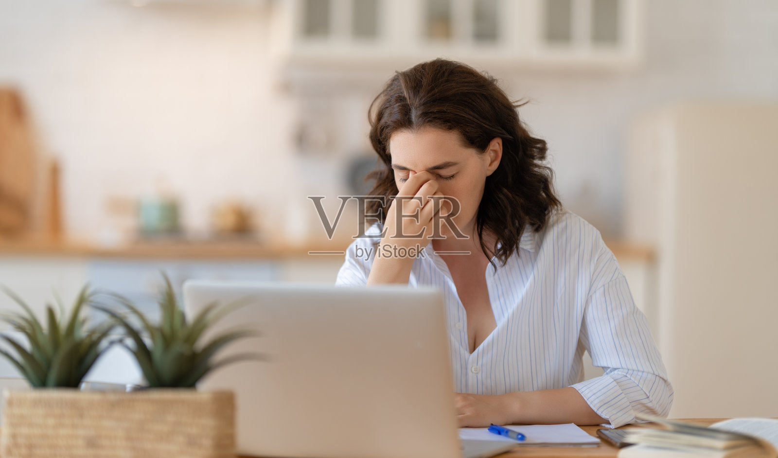 年轻女性在家工作照片摄影图片