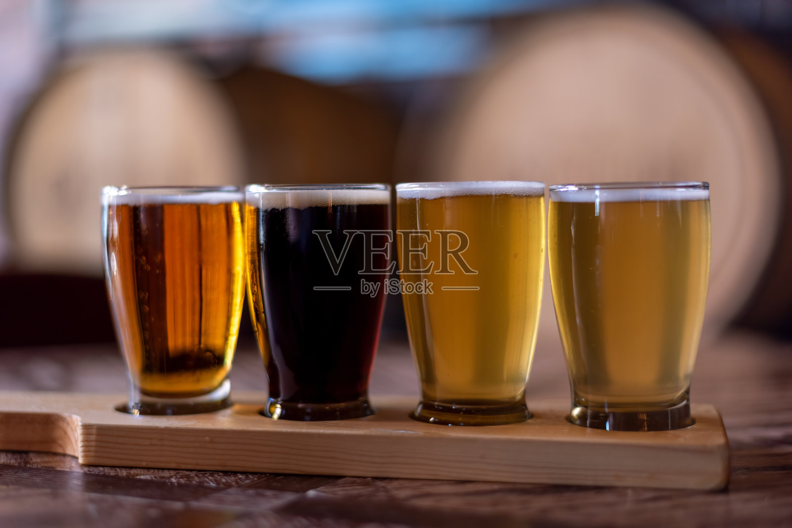 在餐厅的桌子上品尝啤酒的飞行特写照片摄影图片