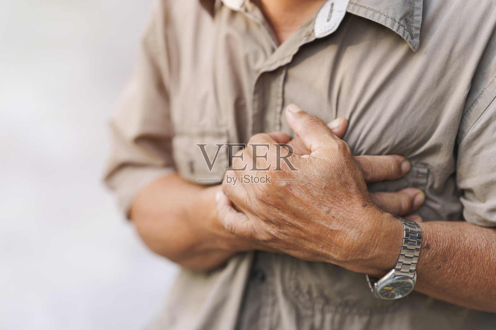 老年男人手捂胸口，面露痛苦的特写，心脏病概念照片摄影图片