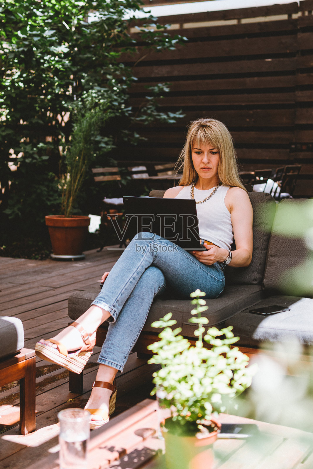 年轻漂亮的女人在舒适的共同工作空间用笔记本电脑工作照片摄影图片