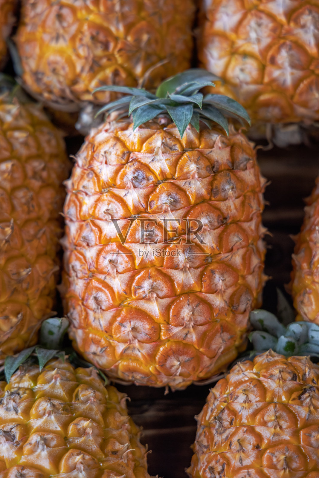 市场摊位上的新鲜菠萝照片摄影图片