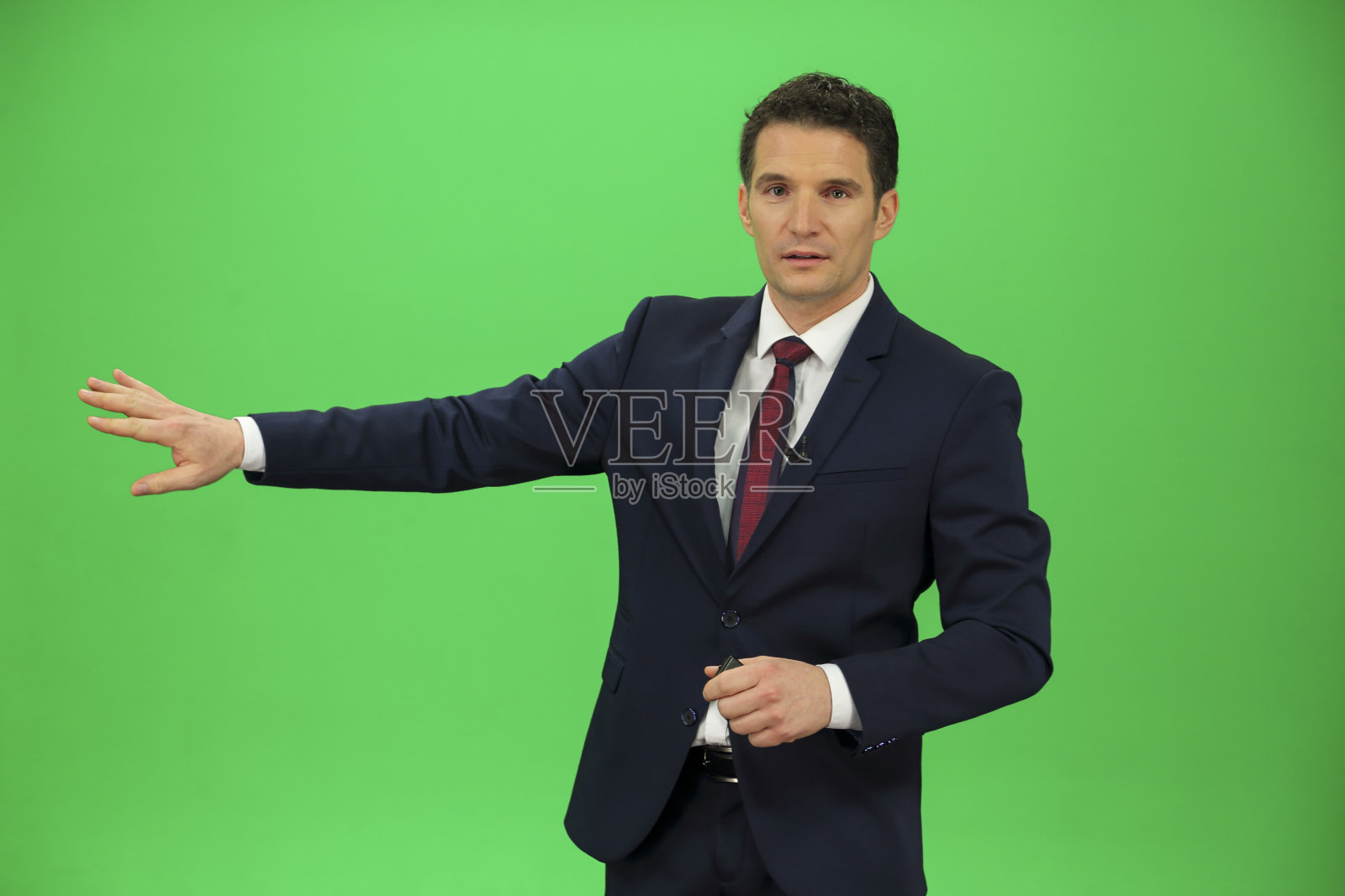 绿色背景上的天气预报员照片摄影图片