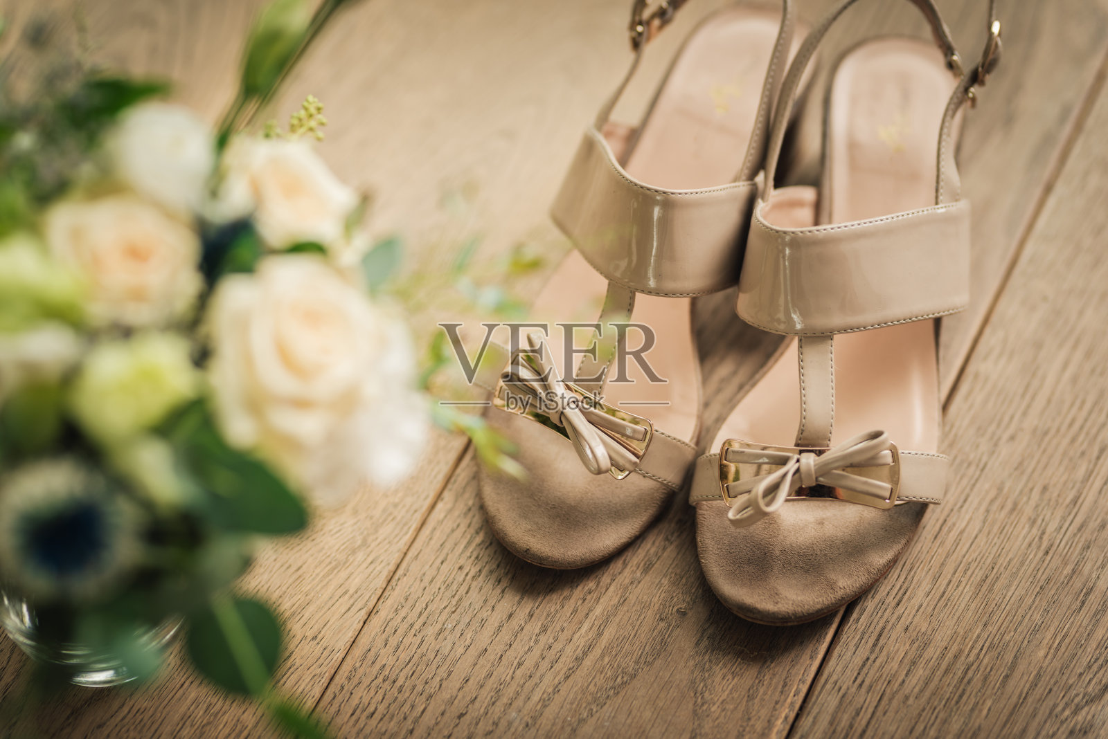 婚礼花束和婚礼鞋。照片摄影图片