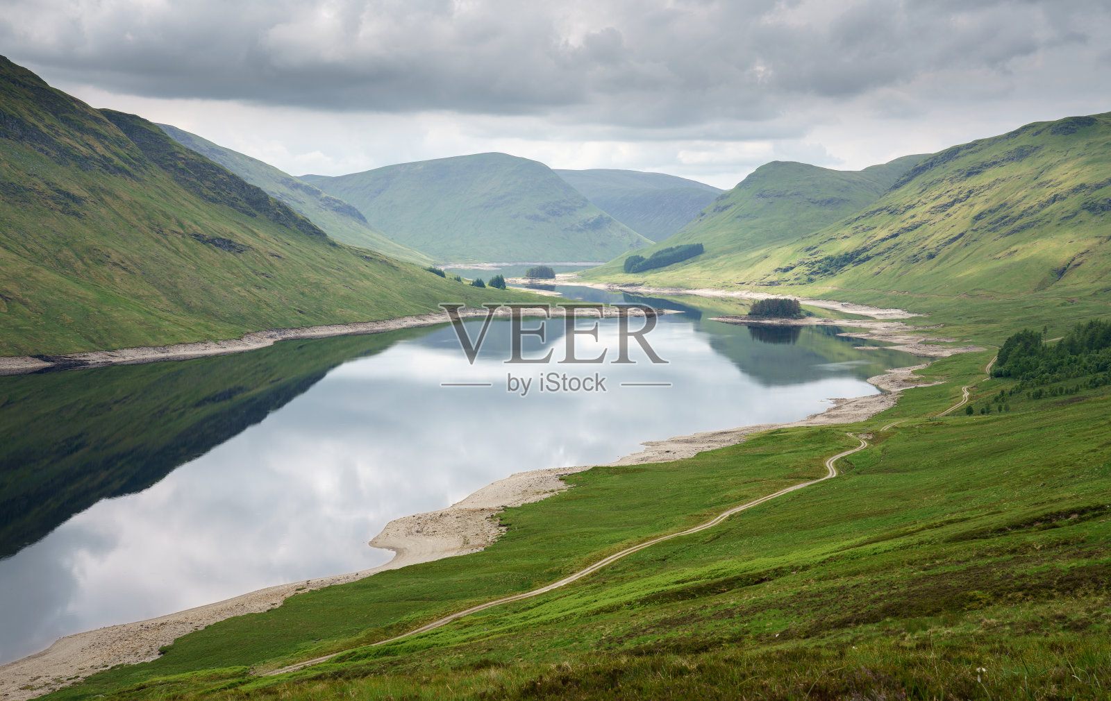 Daimh湖和周围的山脉。照片摄影图片