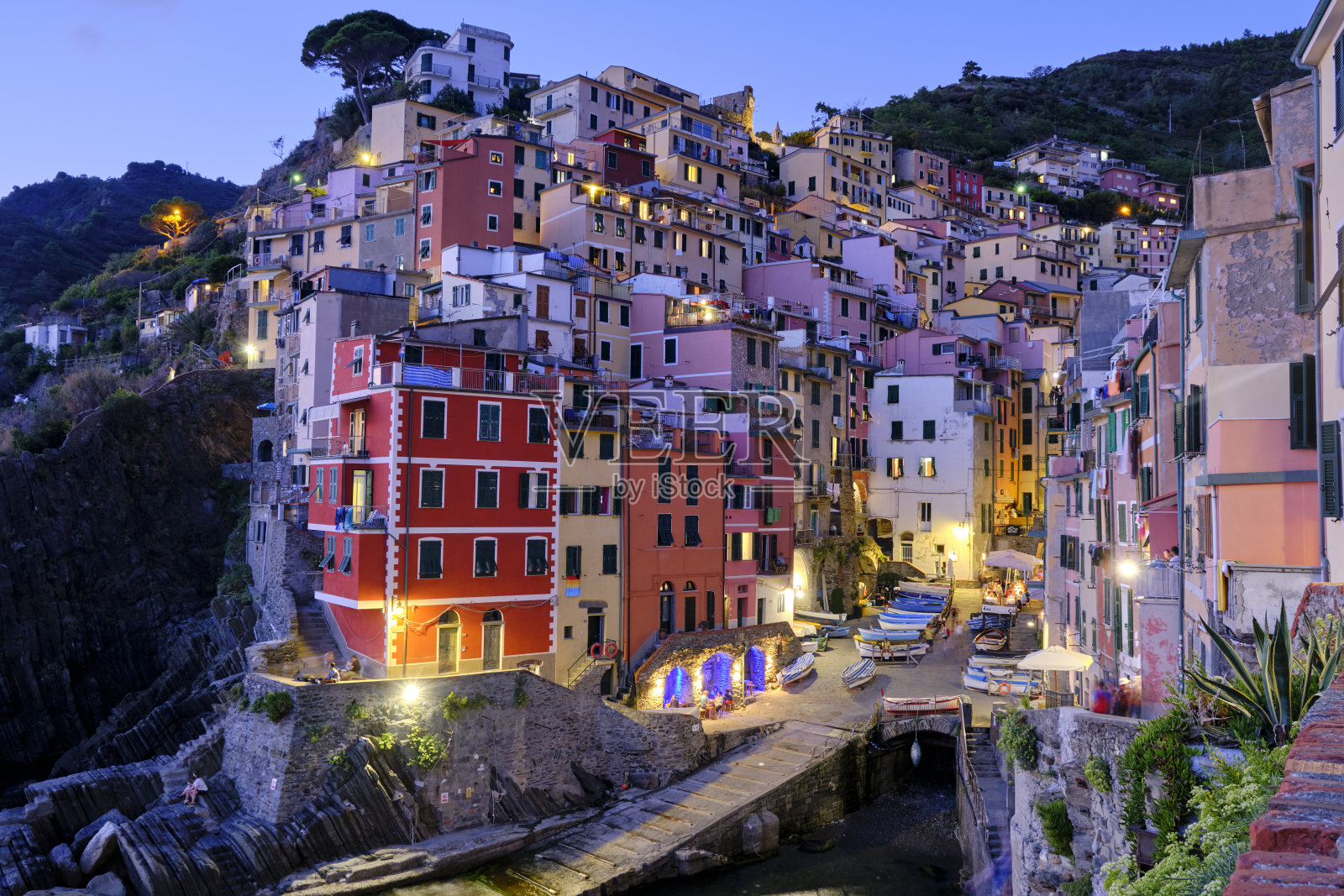 里奥马焦雷海岸线上色彩斑斓的房屋的日落画面照片摄影图片