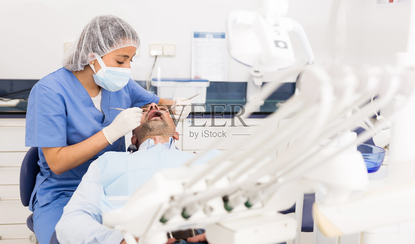 女牙医与男病人戴口罩照片摄影图片