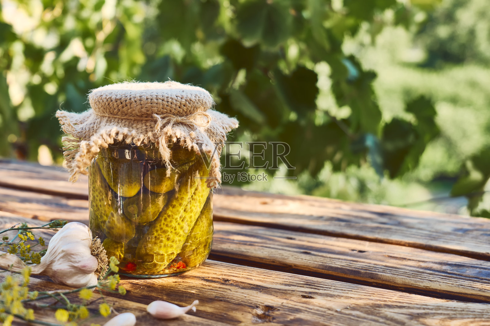 玻璃罐装腌黄瓜。一盘自制腌黄瓜配新鲜莳萝。秋季蔬菜罐头。健康的自制食品。照片摄影图片