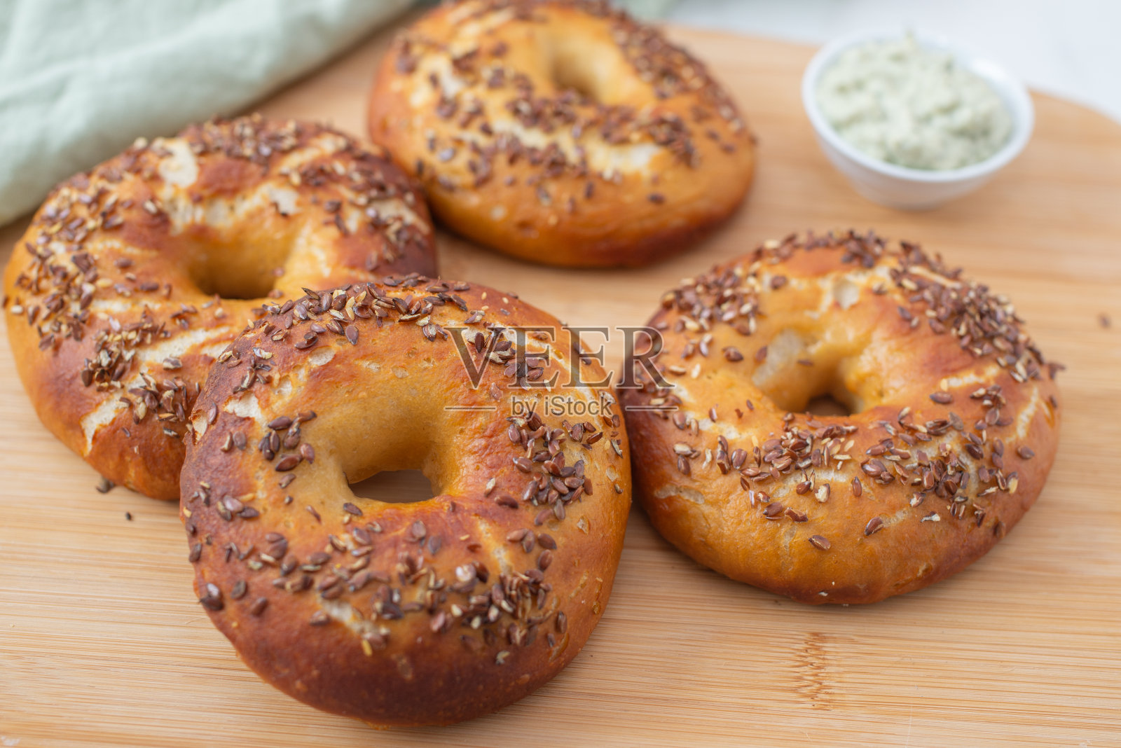 全麦面包圈照片摄影图片