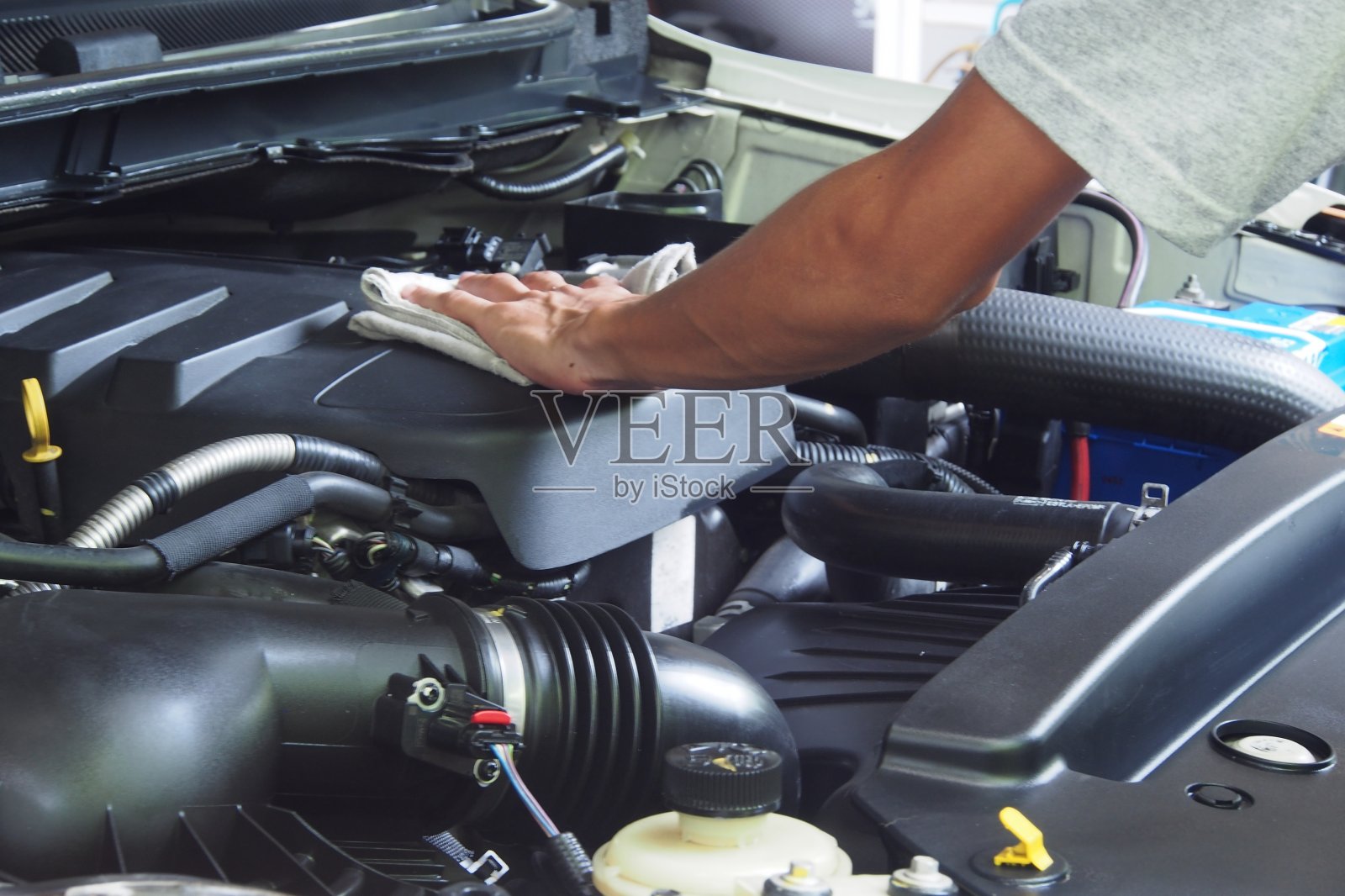 用布清洁汽车发动机照片摄影图片