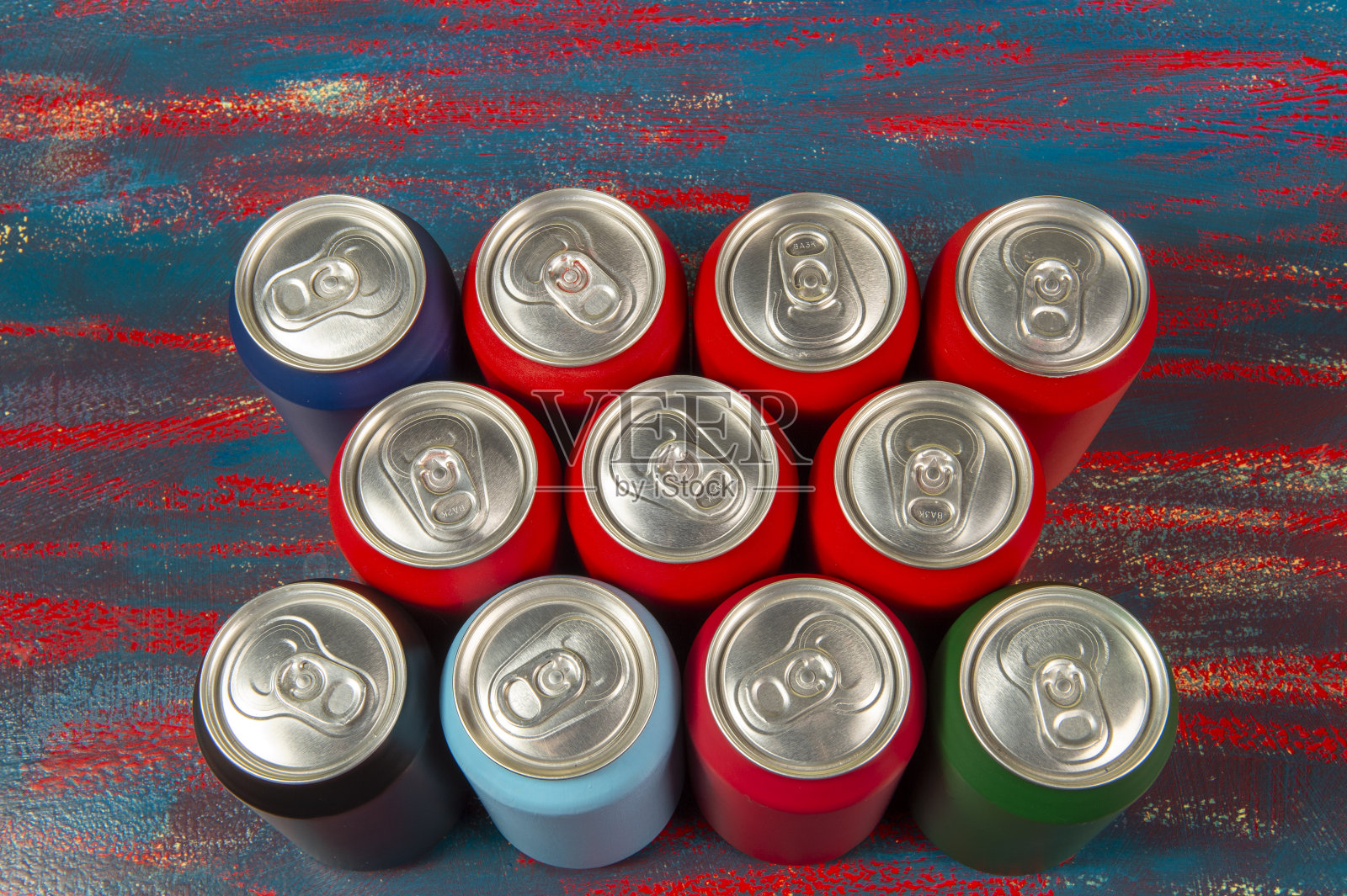 几罐各种颜色的铝汽水照片摄影图片