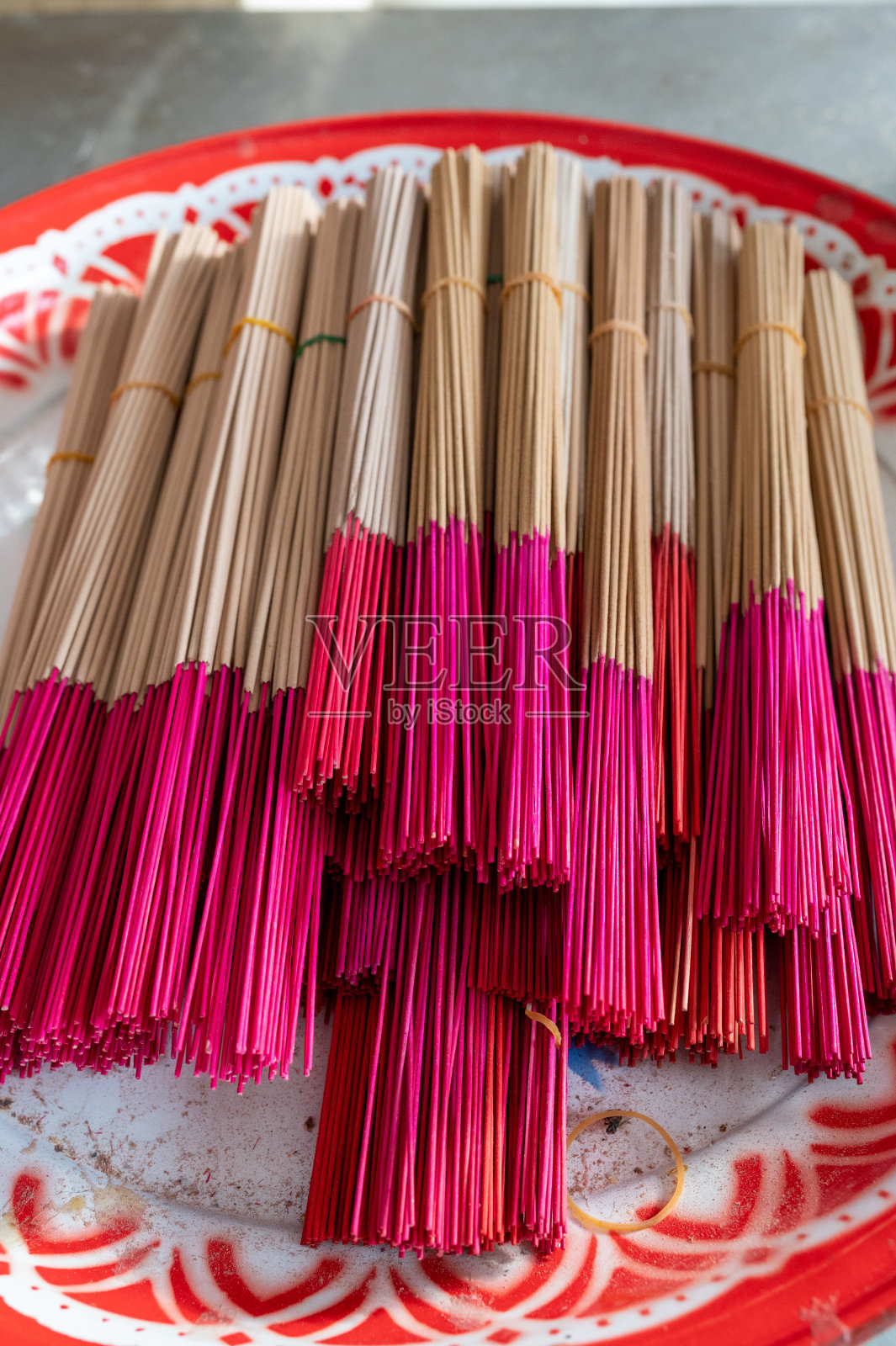 一大堆供祈祷用的香照片摄影图片