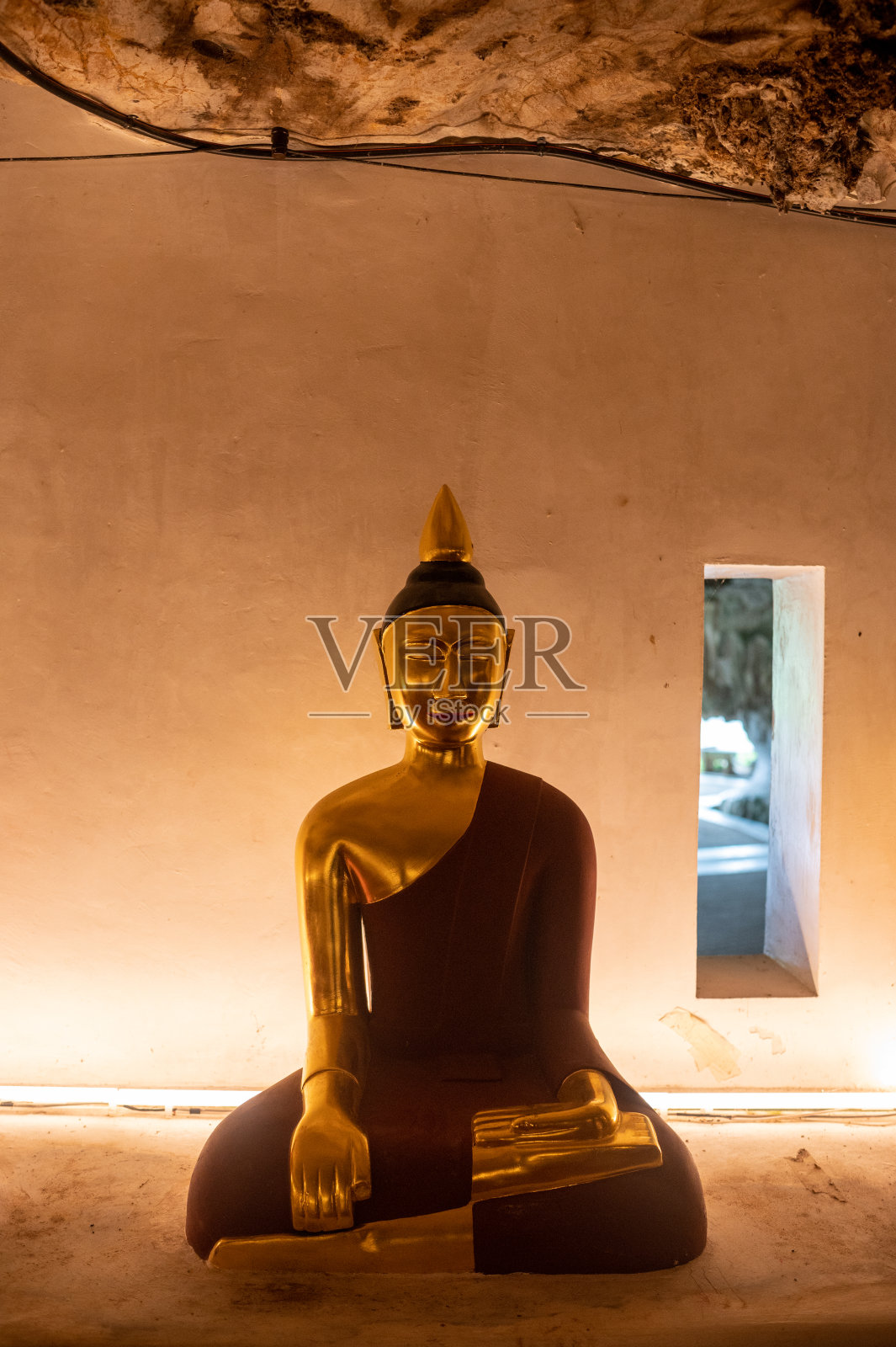 泰国松卡塔洛寺的金佛照片摄影图片